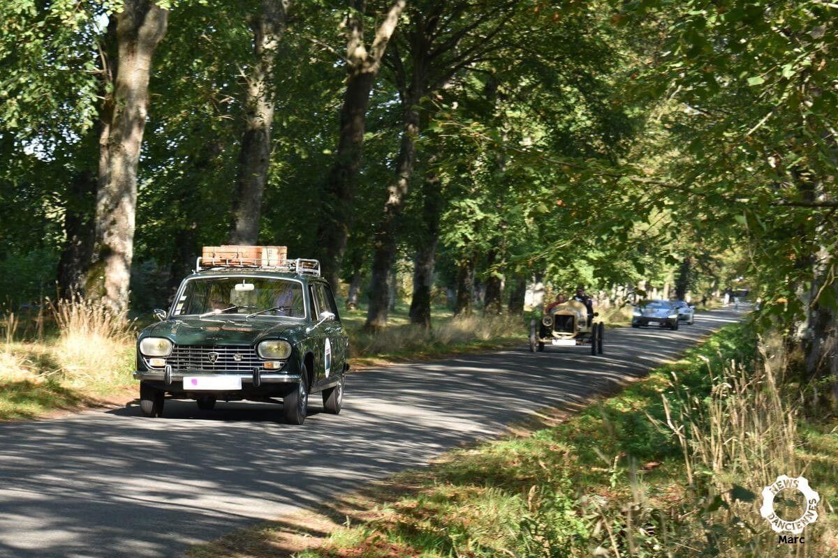 Driving a vintage car in Autumn! Alepoc